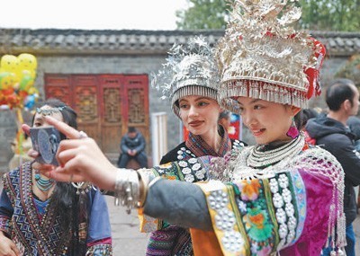 启远网  近距离感知中国文化的魅力（外国游客感受“中国之美”）