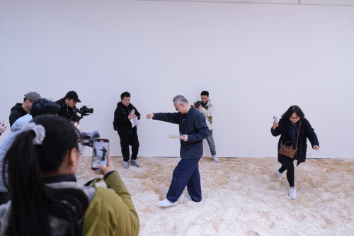 九龙证券 上海艺术家用1000粒黄金撒入10000斤大米，“淘金米”火爆北京