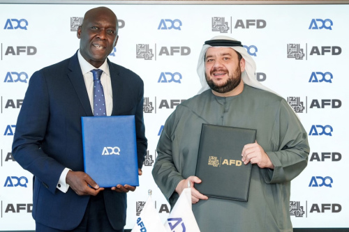 2024年6月12日,阿布扎比总部—ADQ总裁Yasir Al-Rumayani(图左)与 AFD执行董事 Hana Al-Masri(图右),在IFC中东区负责人见证下,共同签署《中东艺术金融2030路线图》。